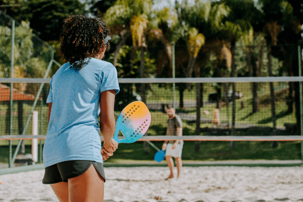 Beach-Tennis-Um-Esporte-Empolgante-e-Popular-na-Praia